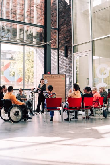 In Kleingruppen tauschen sich die Delegierten über mögliche Maßnahmen aus © Finn Kantus