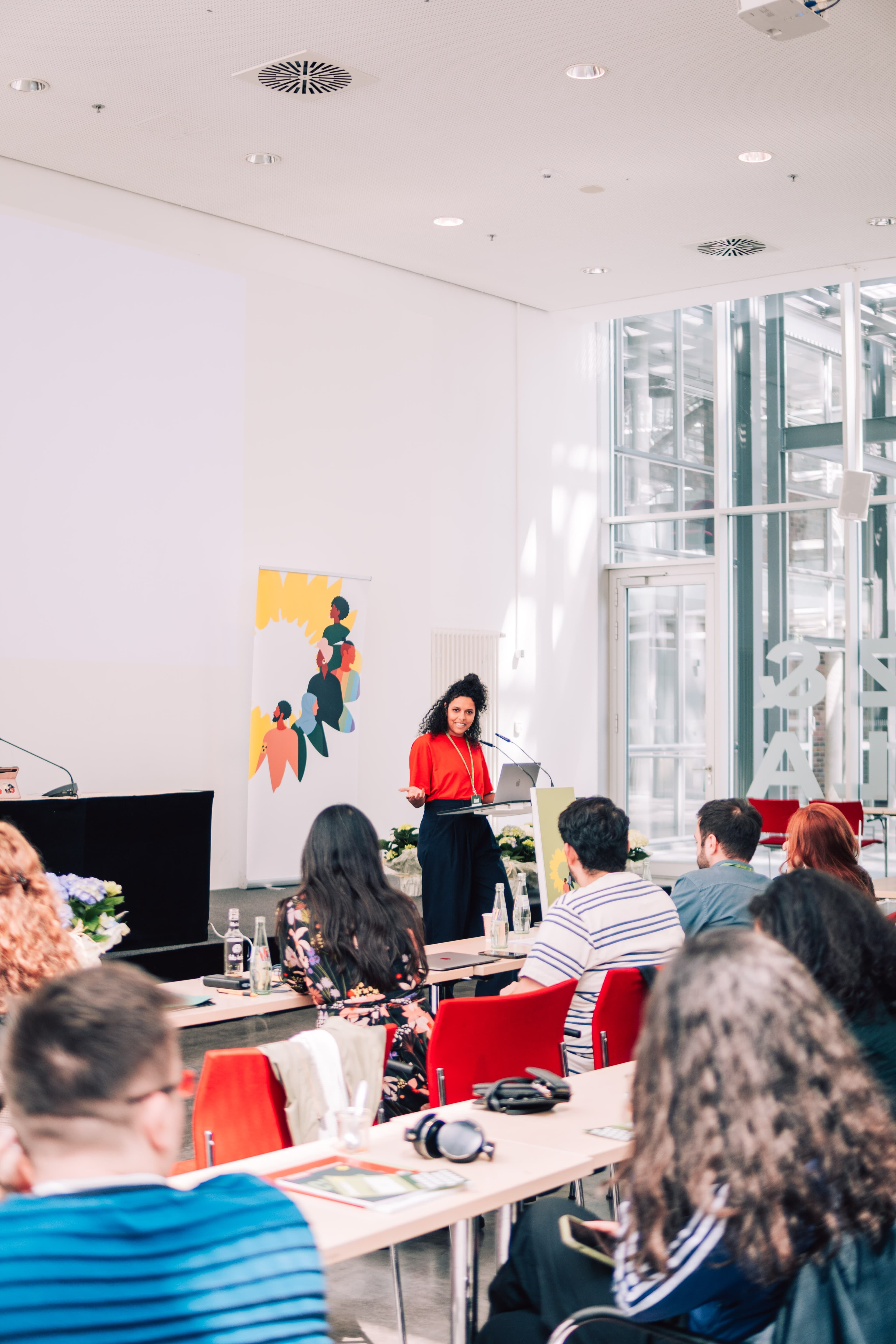 Alice Hasters, Journalistin und Autorin, spricht über strukturelle Antirassismusmaßnahmen © Finn Kantus
