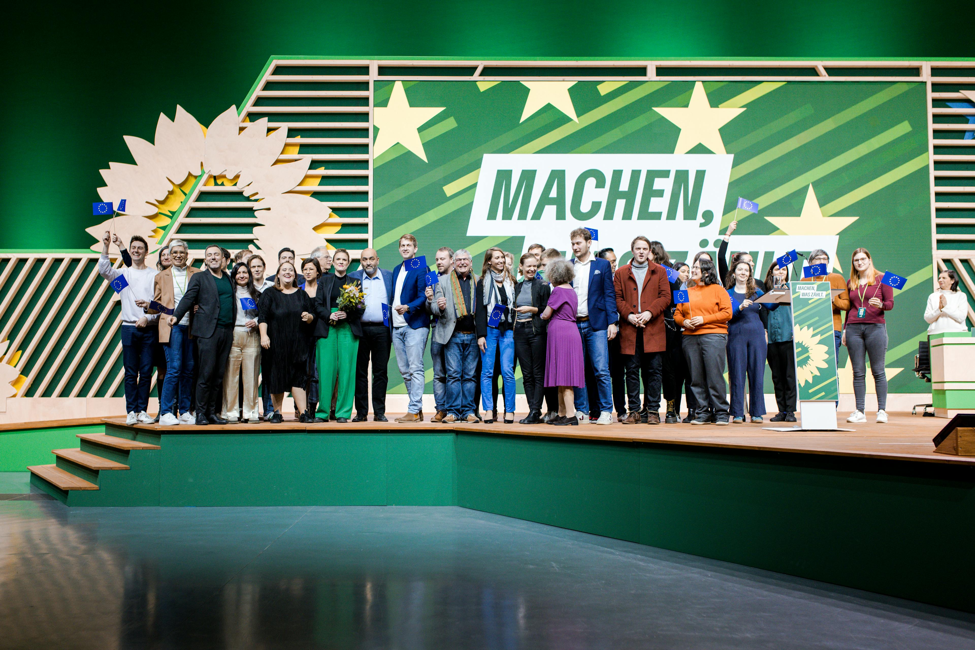 Die Kandidat*innen der Europalist zusammen mit dem Bundesvorstand auf der Bühne der BDK 2023 in Karlsruhe.