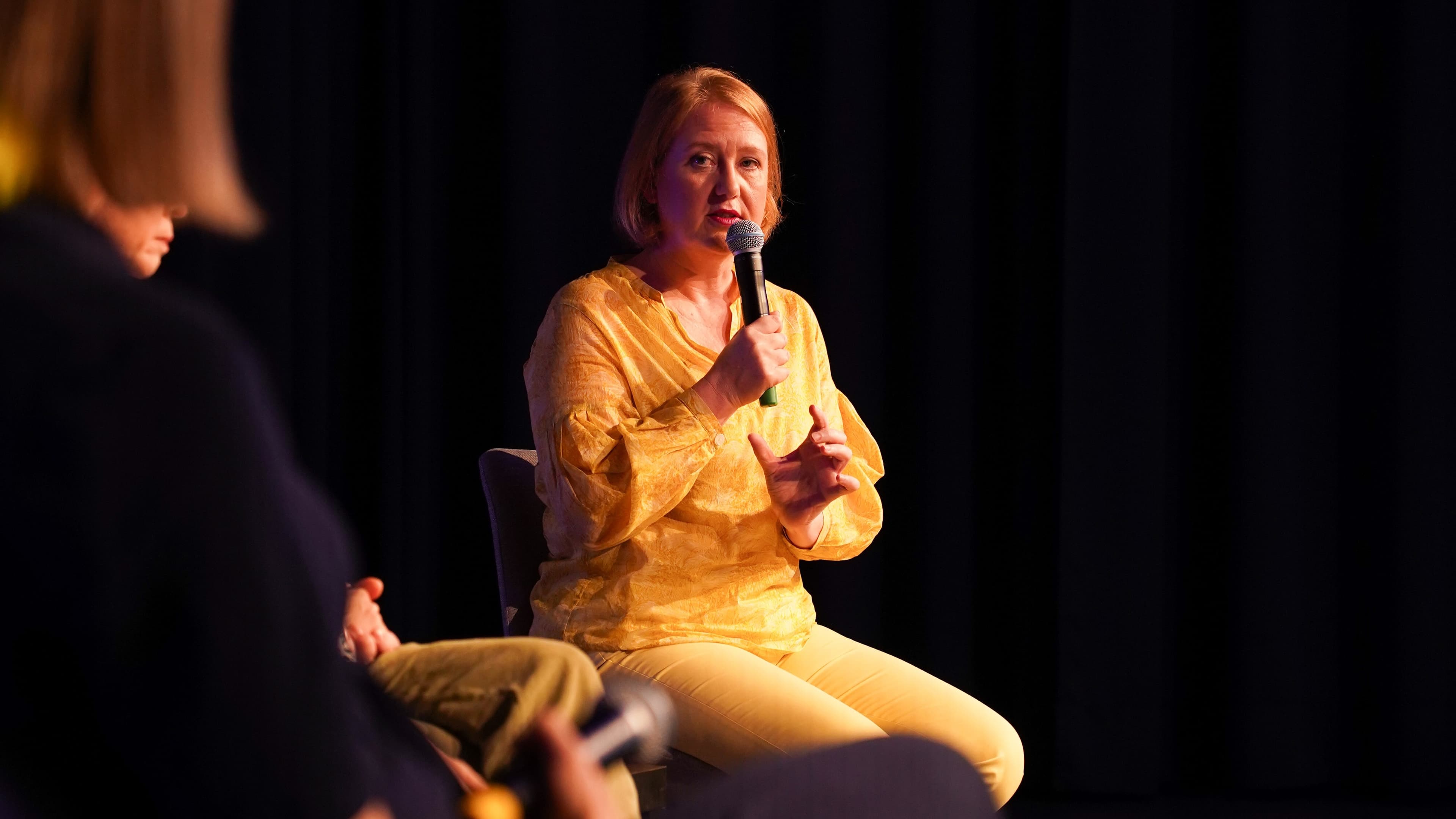 Lisa Paus nimmt an einer Podiumsdiskussion teil.