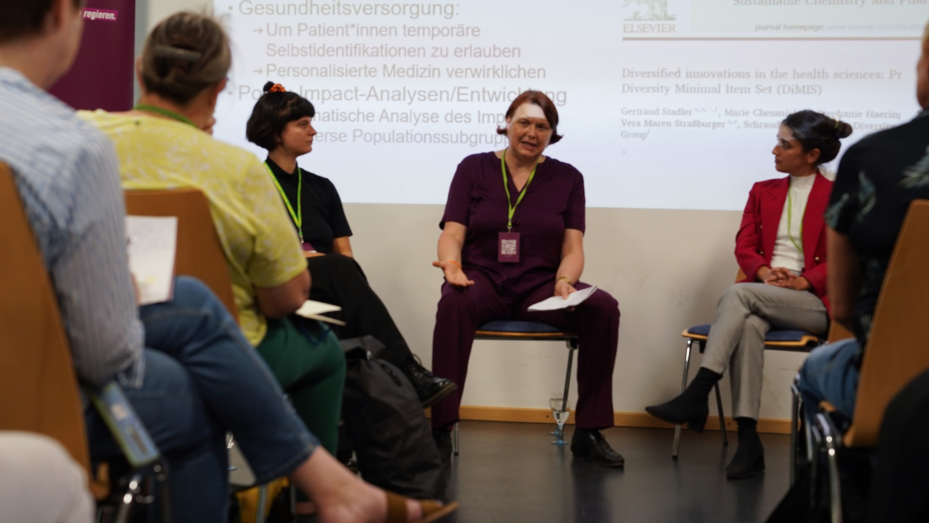 Frauen nehmen an einem Workshop teil.