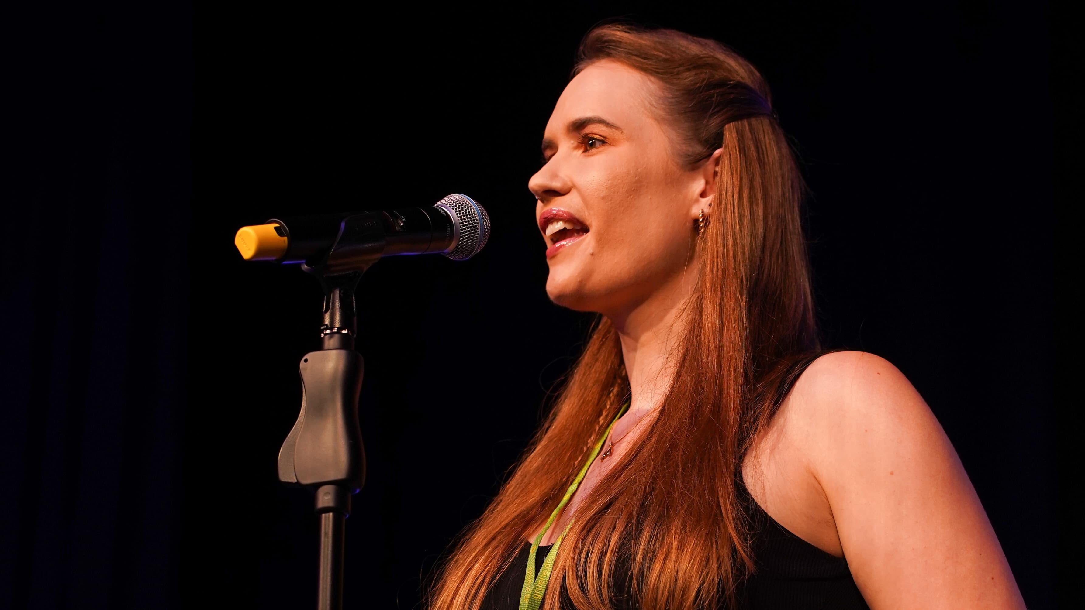 Eine Frau gibt eine Rede.