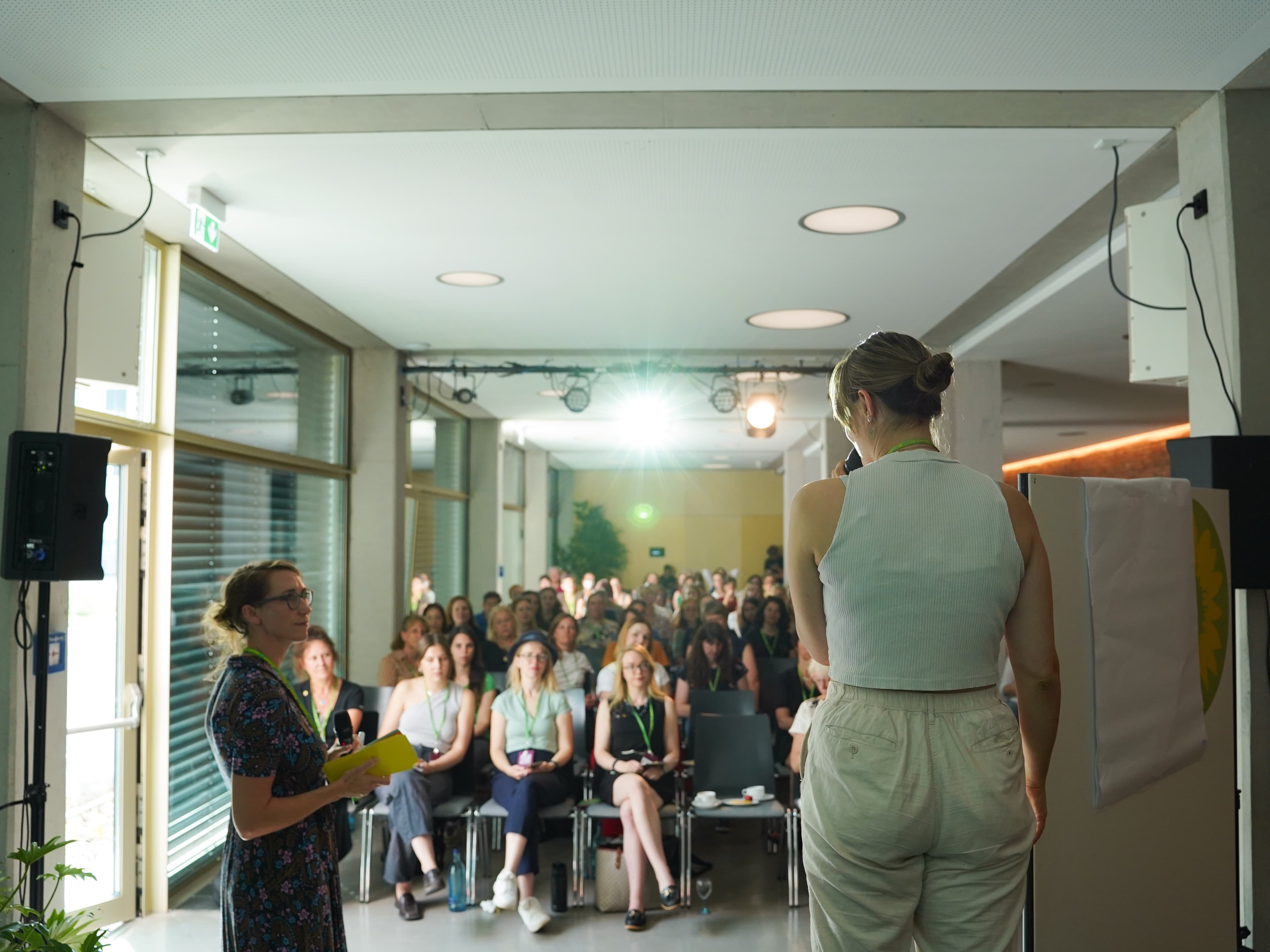 Anna Peters hält eine Rede.