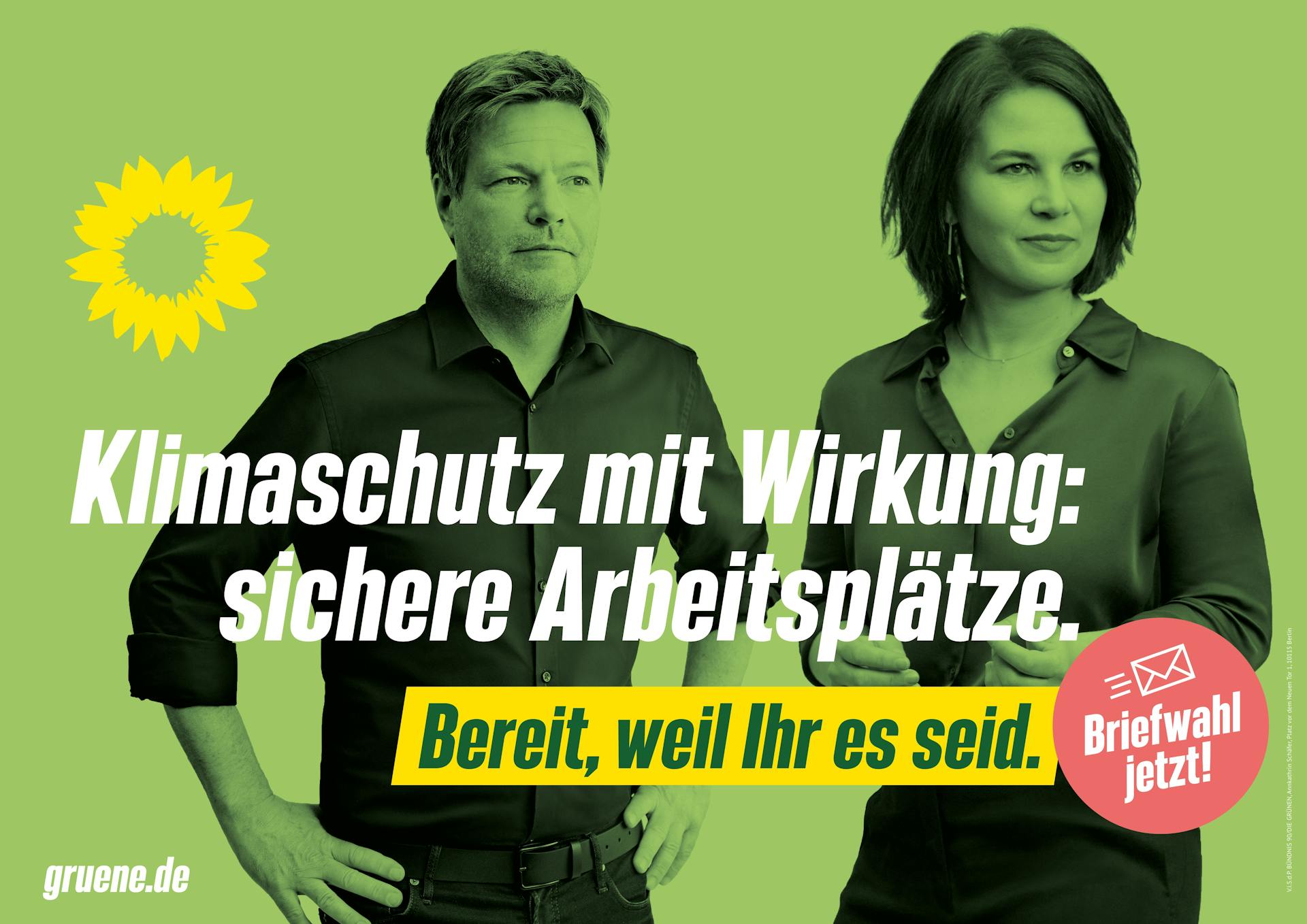 Wahlplakat Robert Habeck und Annalena Baerbock. "Klimaschutz mit Wirkung: sichere Arbeitsplätze. Bereit, weil Ihr es seid."