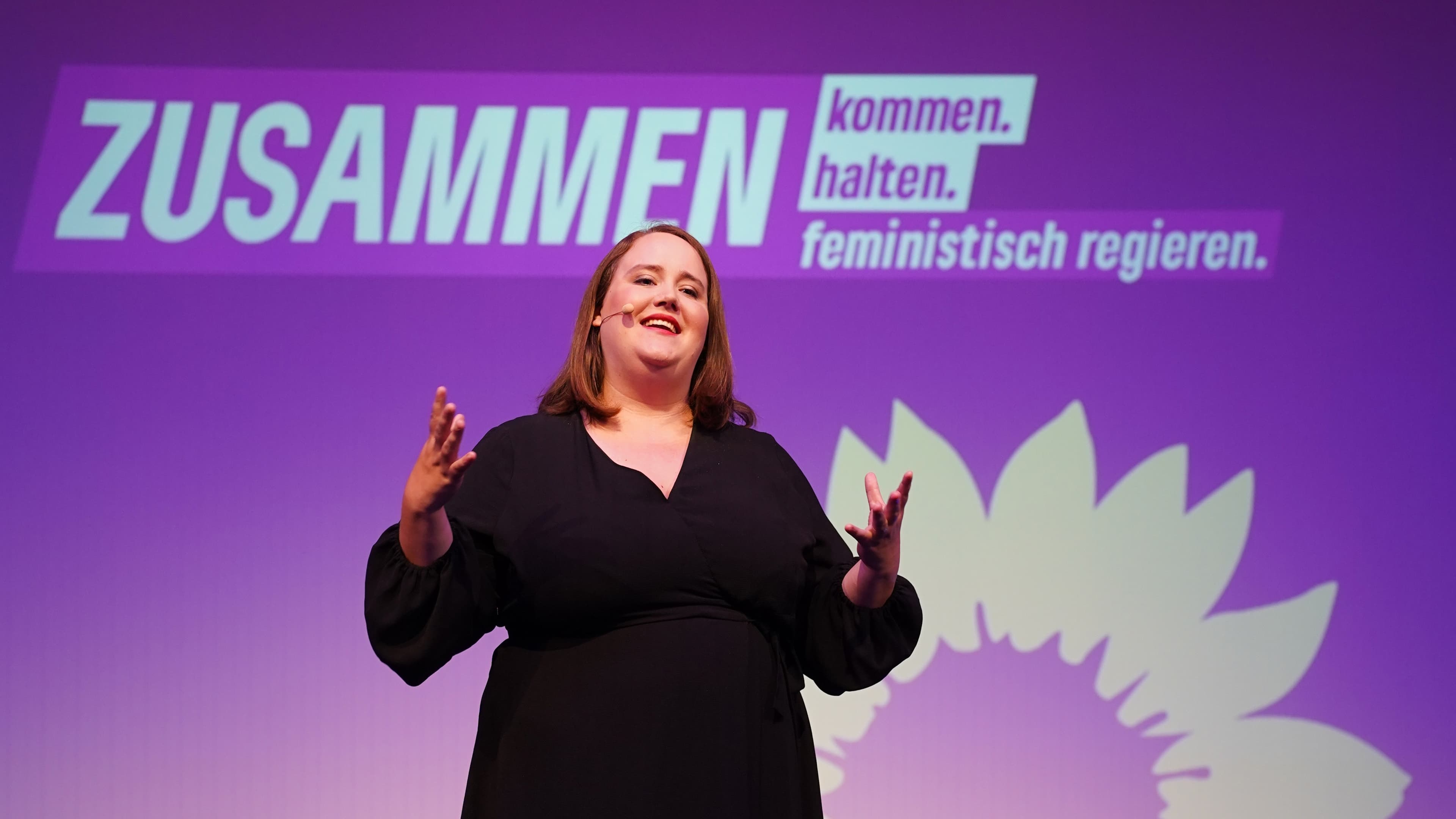 Ricarda Lang moderiert.