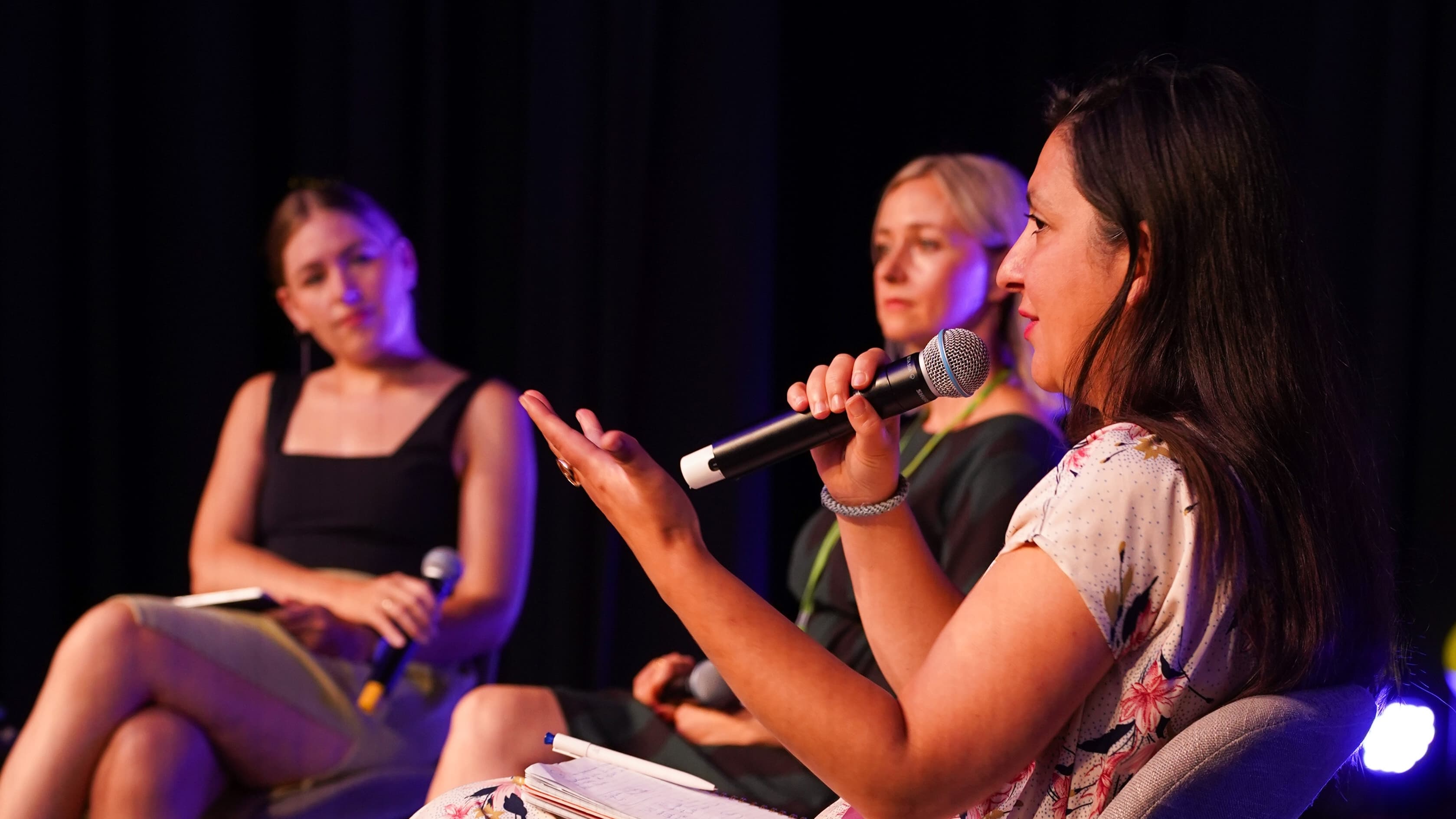 Pegah Edalatian spricht bei einer Podiumsdiskussion.
