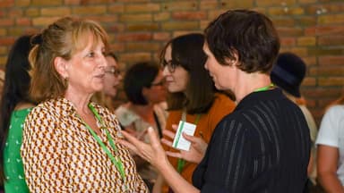 Zwei Frauen sprechen miteinander.