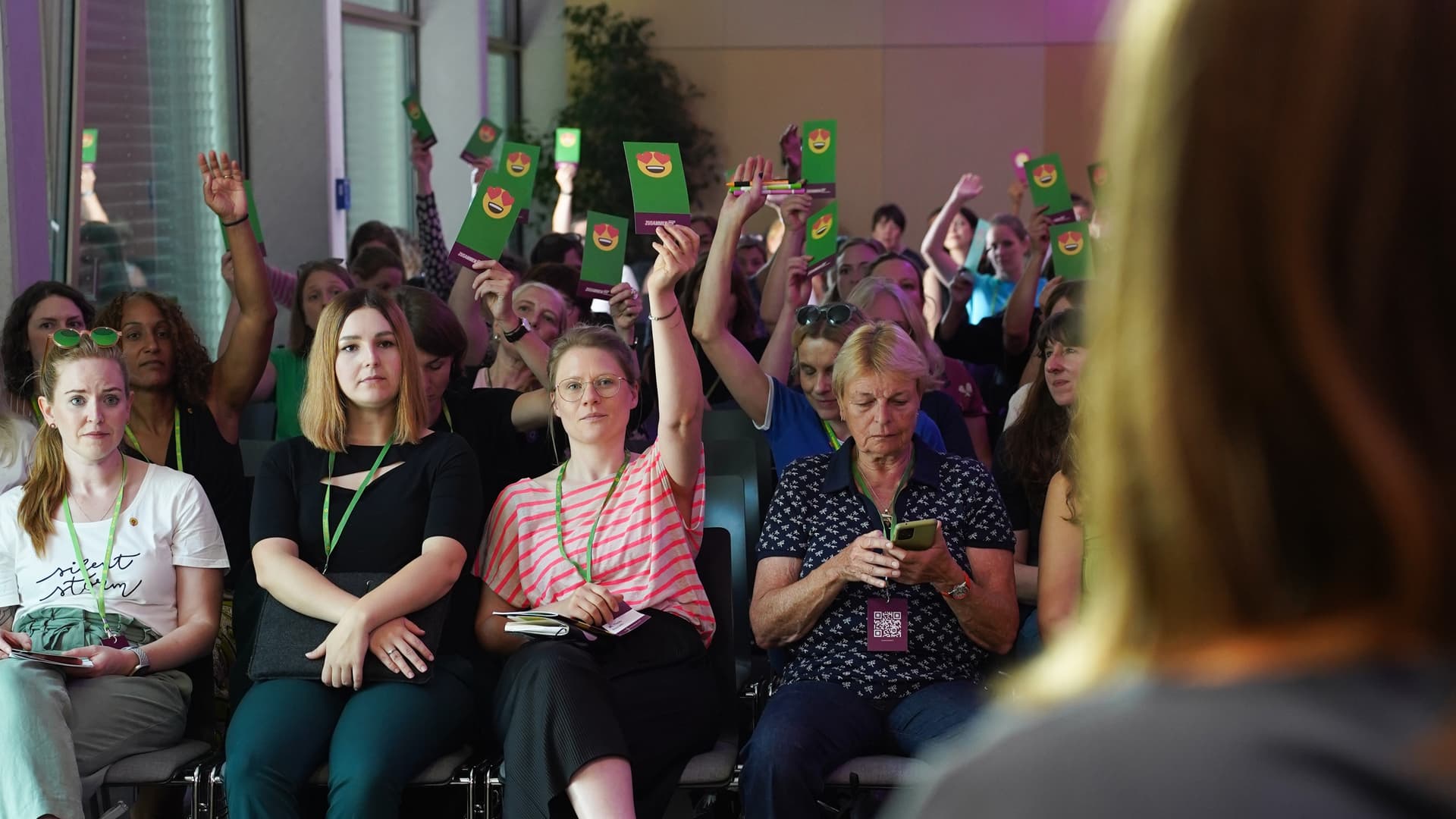 Ein Gruppe Frauen stimmt mit Leaflets ab.
