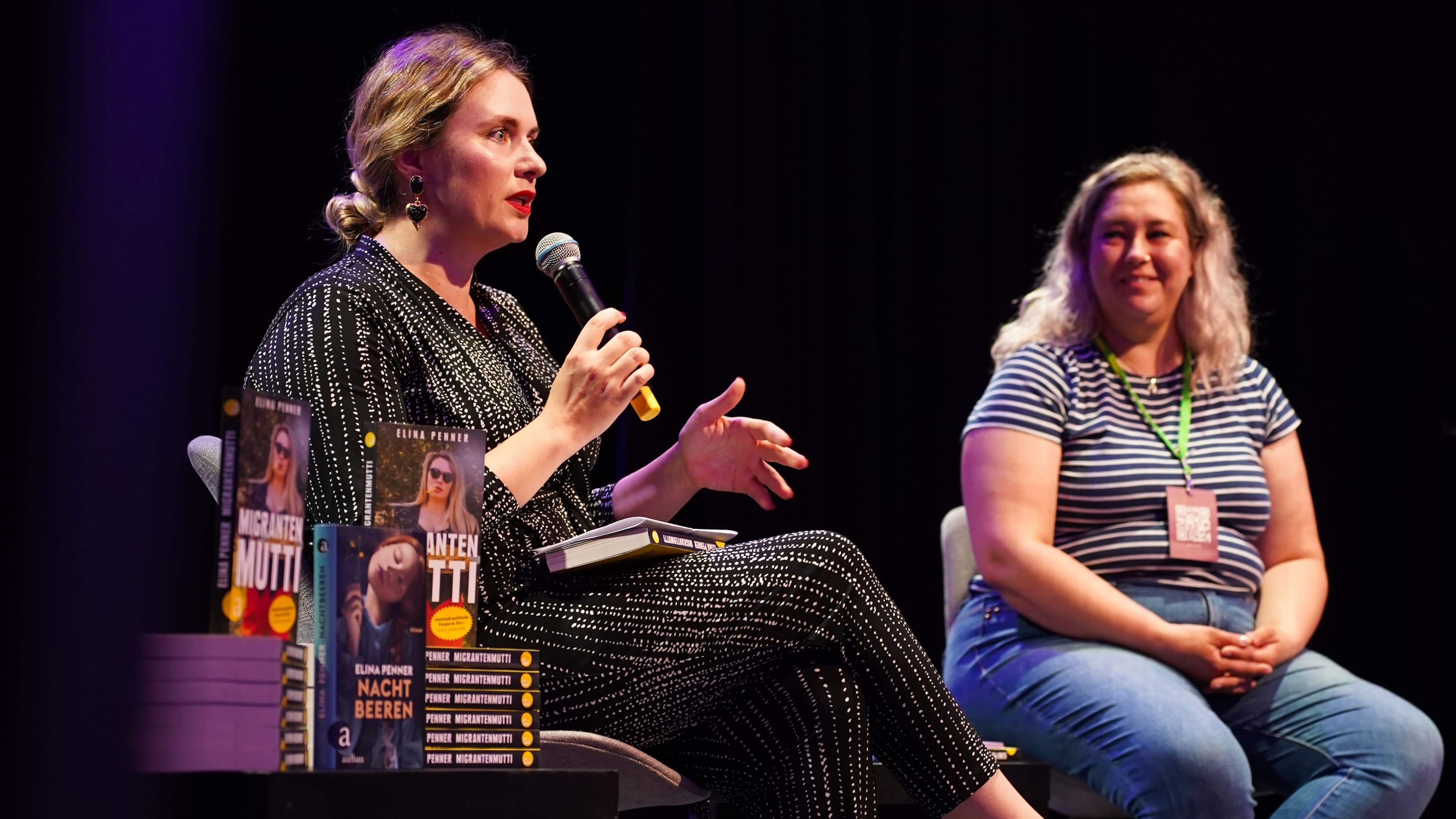 Elina Penner stellt ihr Buch "Migrantenmutti" vor.