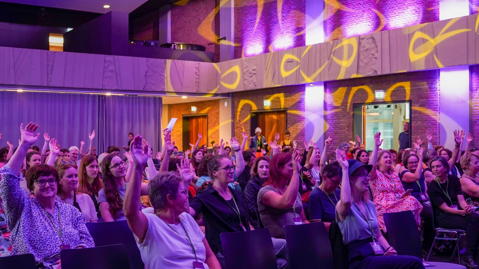 Abstimmung einer Gruppe von Frauen in einem Saal.