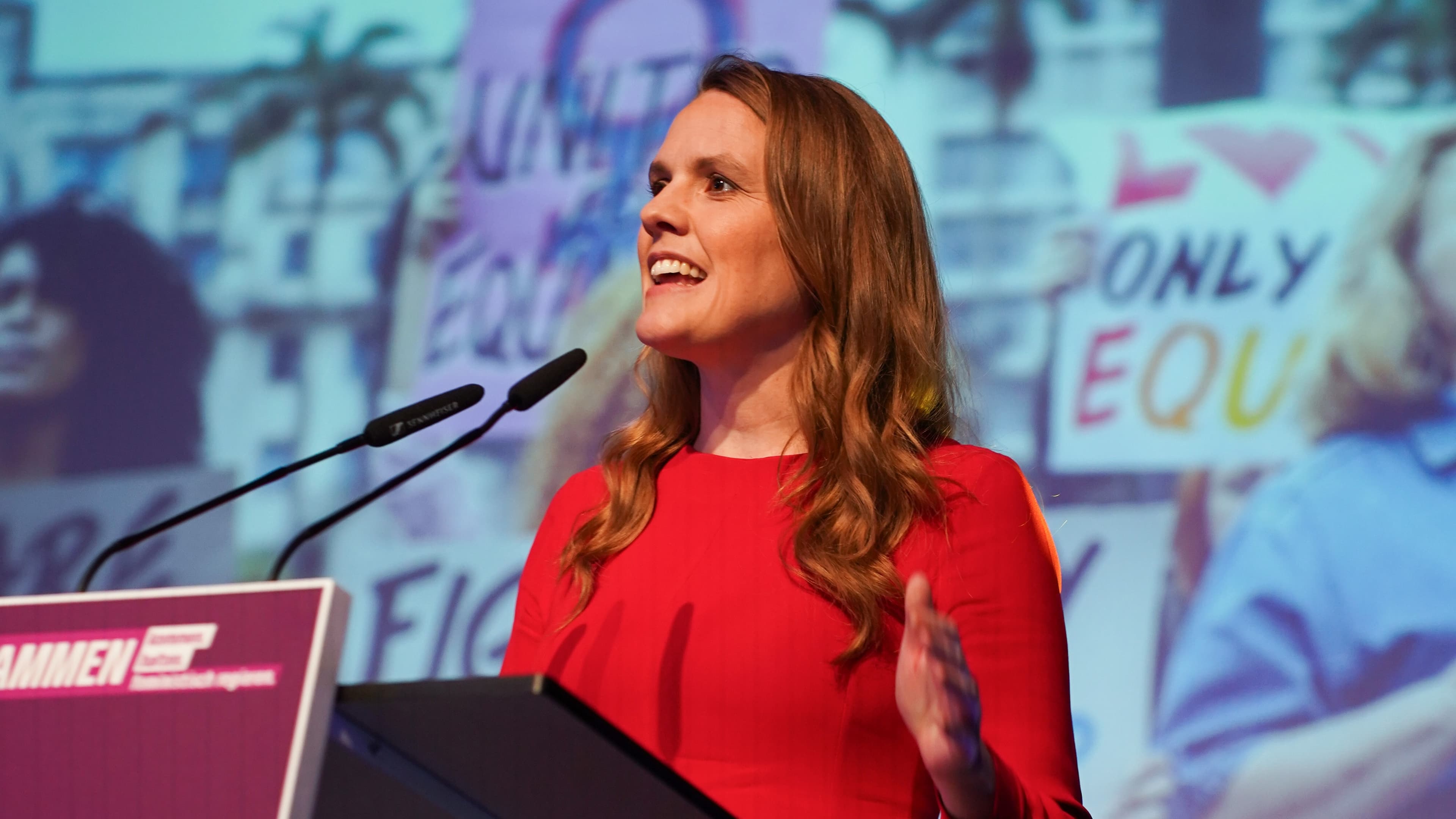 Terry Reintke gibt eine Rede.