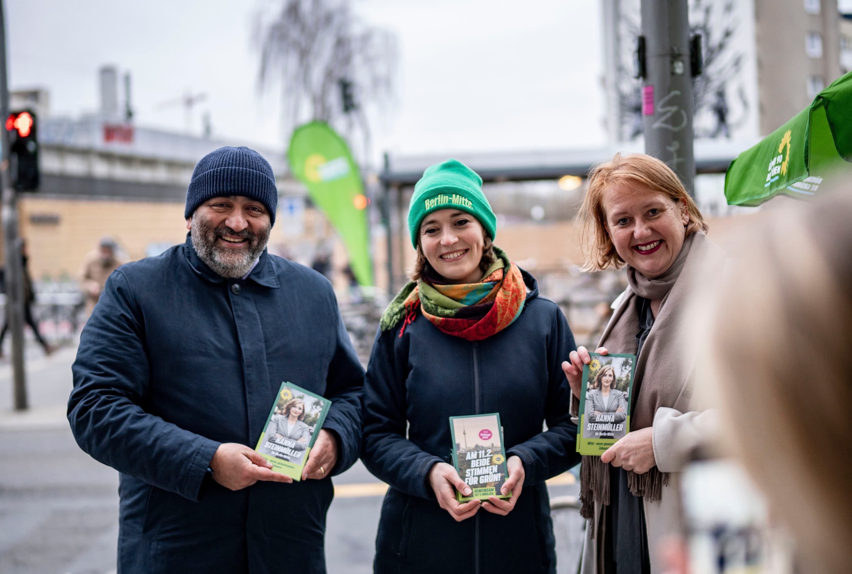 Omid Nouripour, Hanna Steinmüller und Lisa Paus beim Wahlkampf in Berlin Wedding