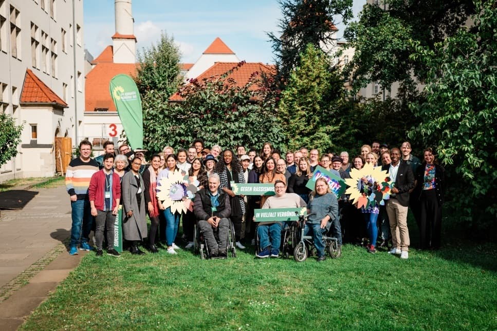 Eine Gruppe Menschen posiert für ein Foto.