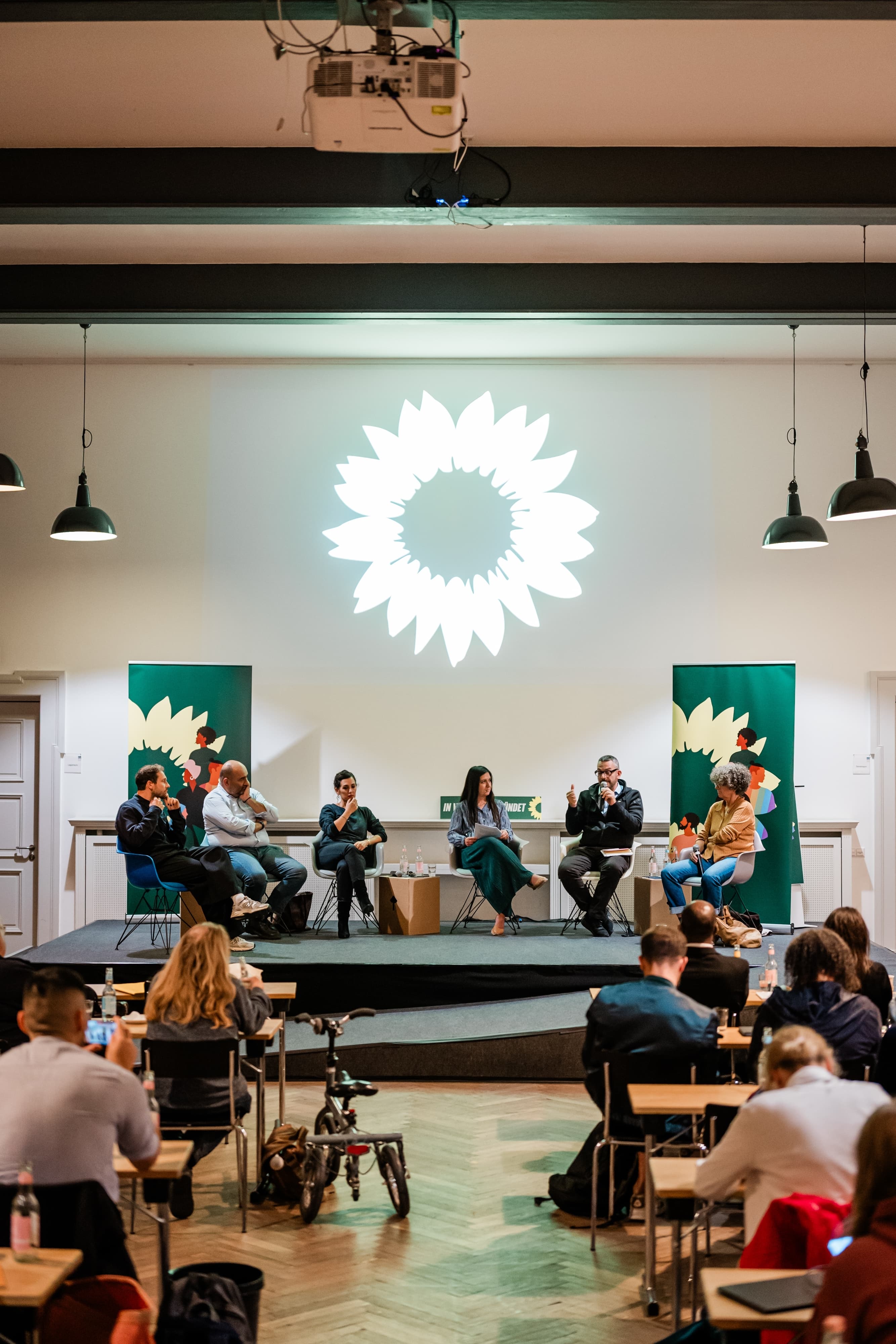 Menschen nehmen an einer Podiumsdiskussion teil.