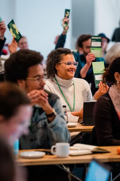 Menschen stimmen mit Zetteln ab.