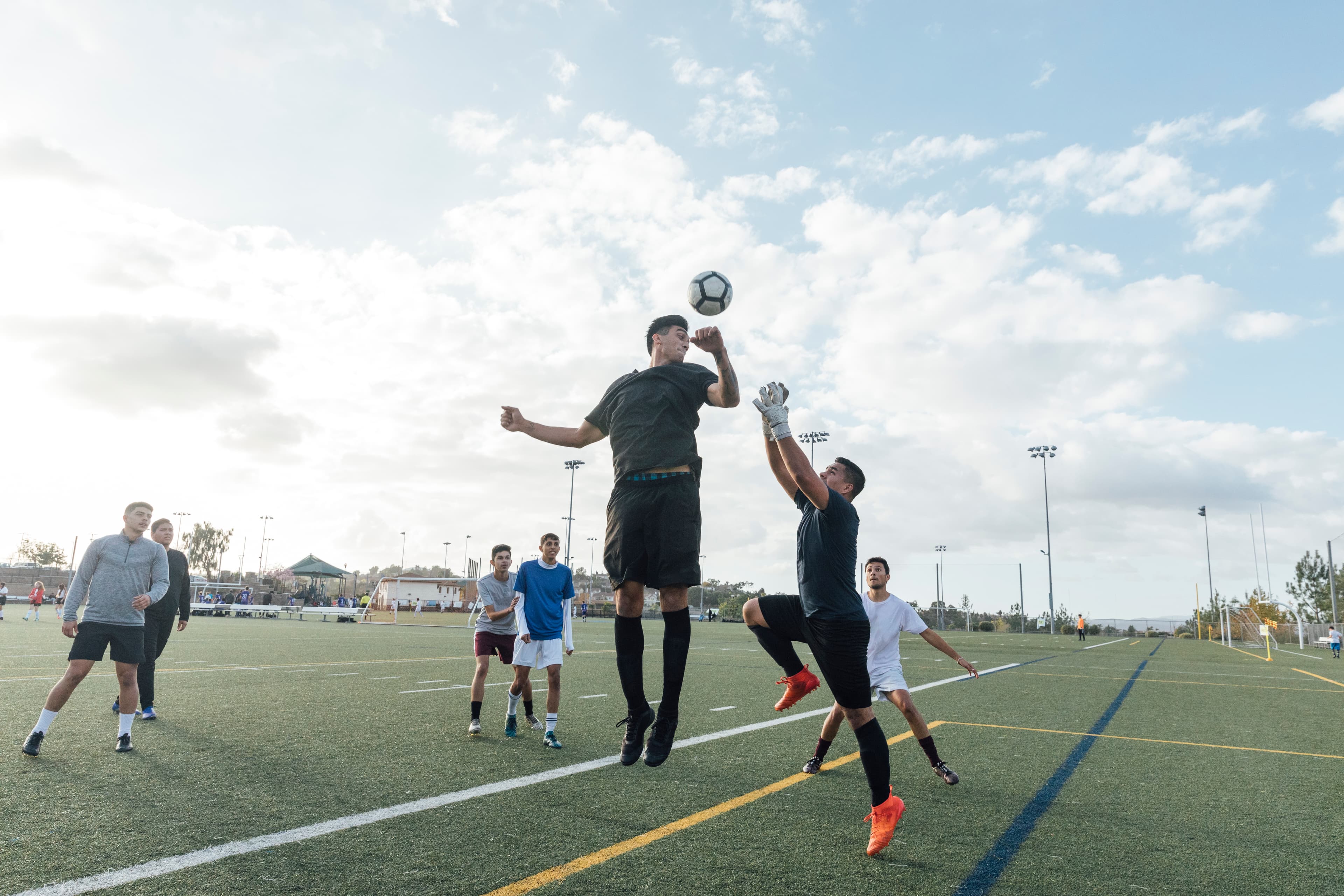 Junge Männer spielen Fußball.