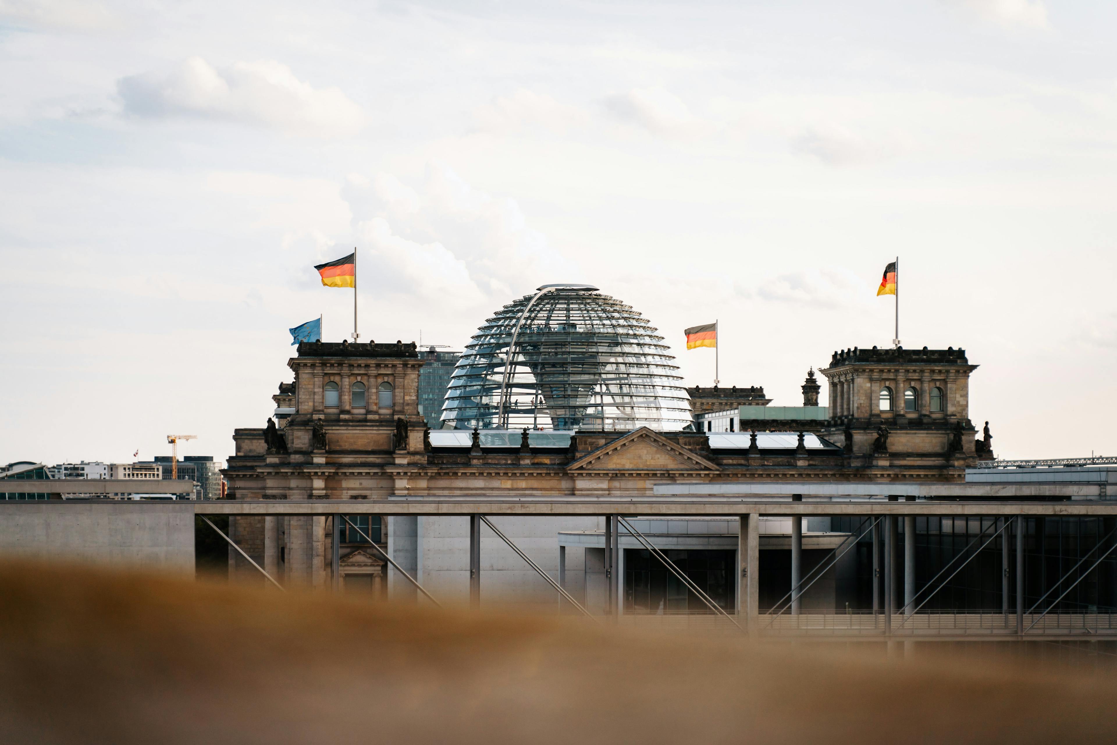 Aufnahme des Reichstagsgebäudes aus der Ferne.