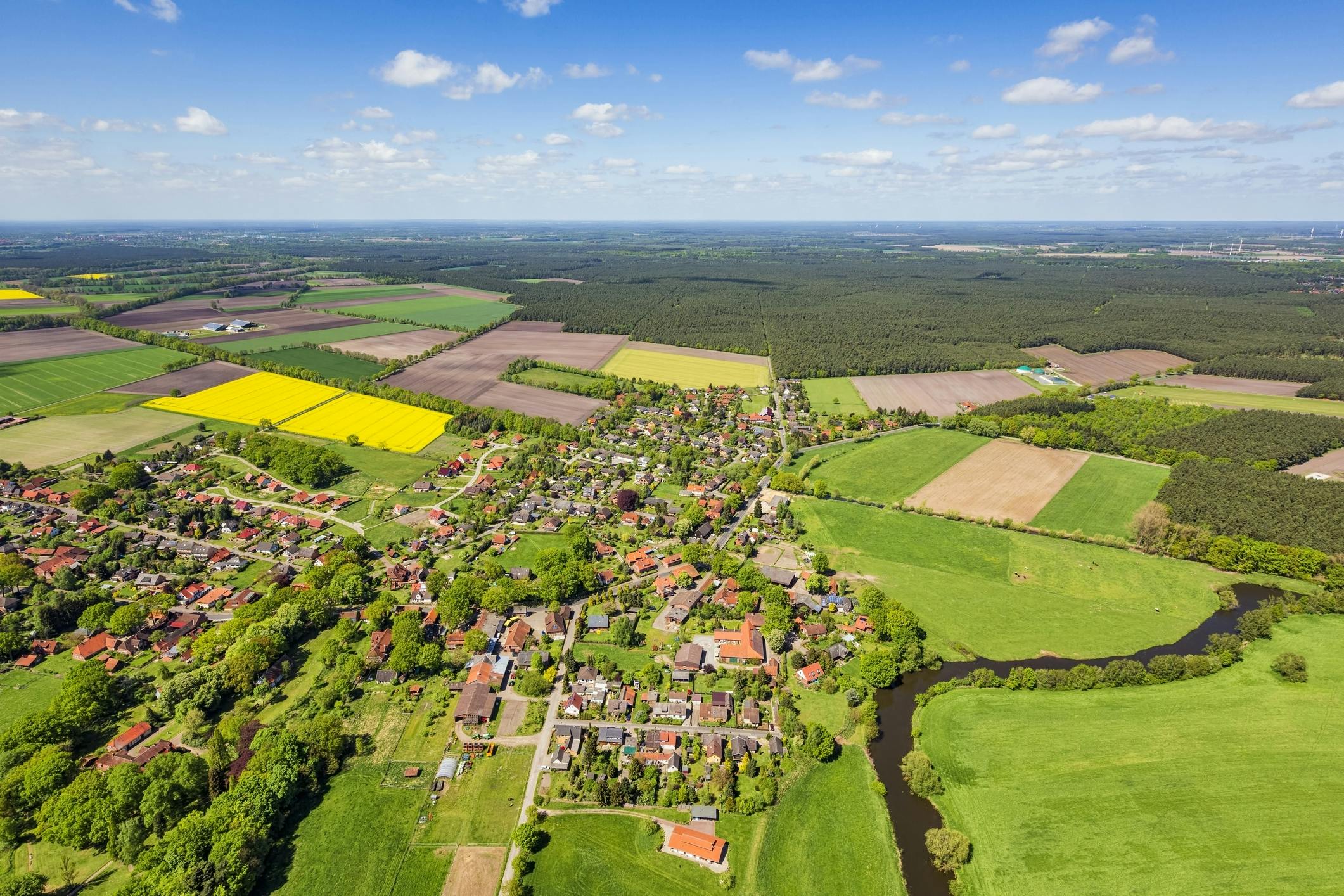 Eine Kleinstadt und Agrarflächen in Deutschland