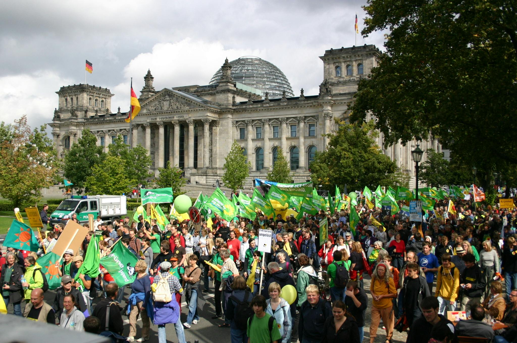 Viele Menschen mit grünen Fahnen demonstrieren vor dem Deutschen Bundestag.