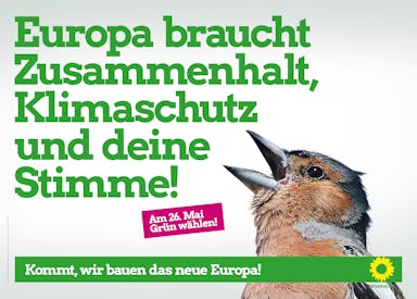 Europawahlplakat 2019 mit einem Vogel mit offenem Schnabel. Text: "Europa braucht Zusammenhalt, Klimaschutz und deine Stimme! Am 26. Mai Grün wählen!", darunter der Slogan: "Kommt, wir bauen das neue Europa!"