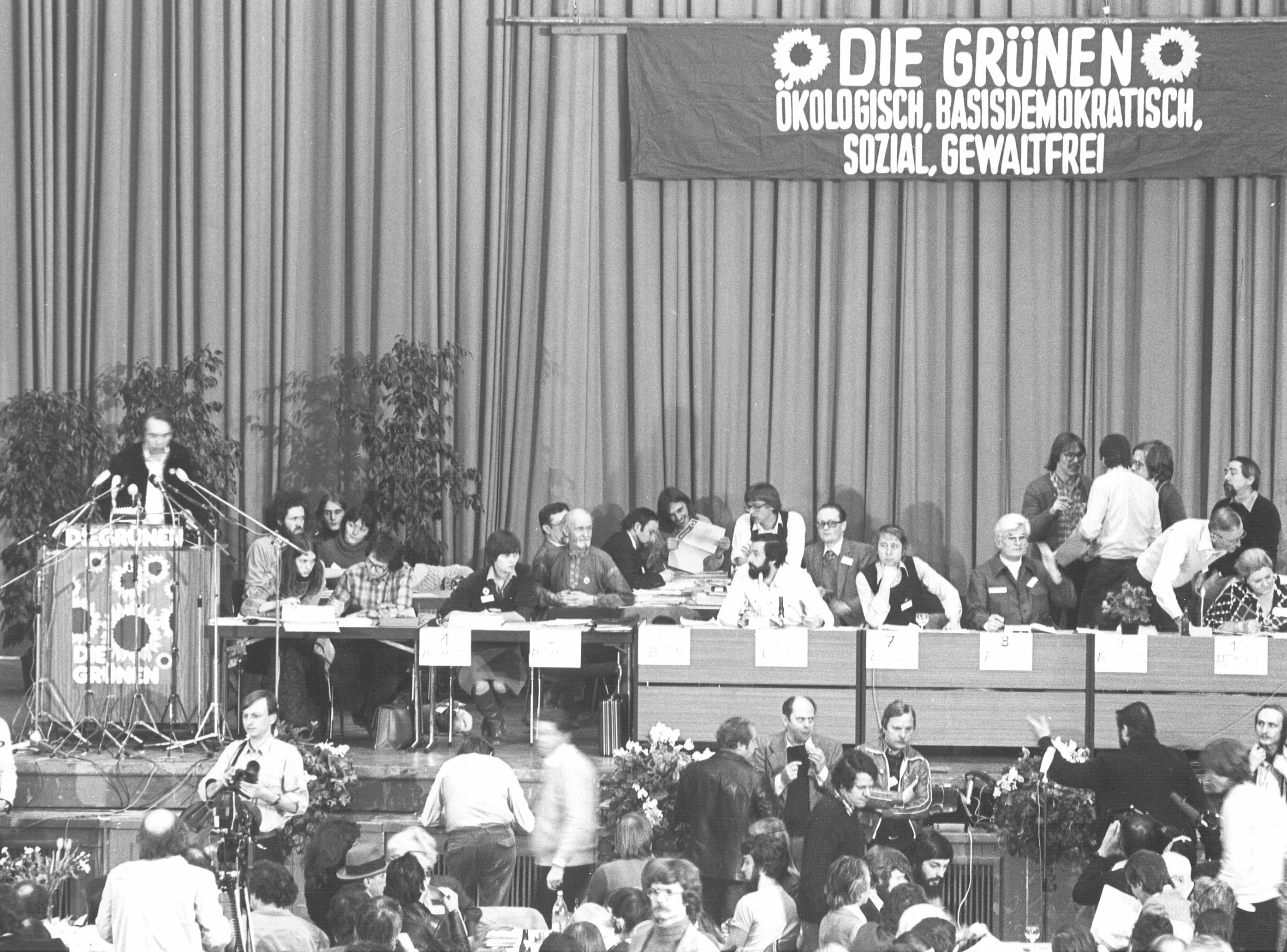 Schwarz-Weiß Foto: Menschen auf der Versammlung zum Gründungsparteitag.