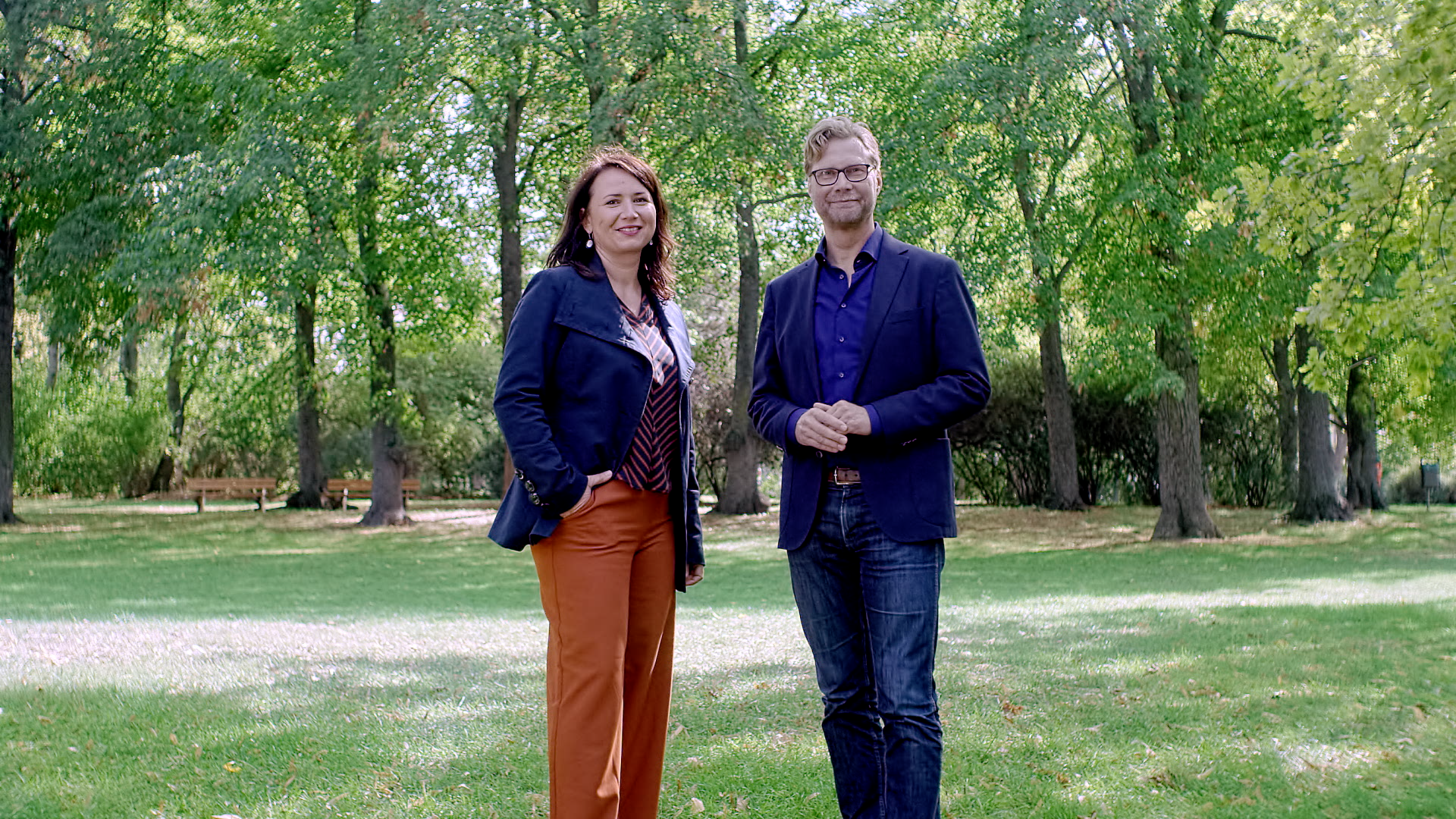 Das grüne Spitzenduo zur Landtagswahl in Thüringen, Anja Siegesmund und Dirk Adams, steht nebeneinander auf einer Wiese. Im Hintergrund ist ein Wald zu sehen.