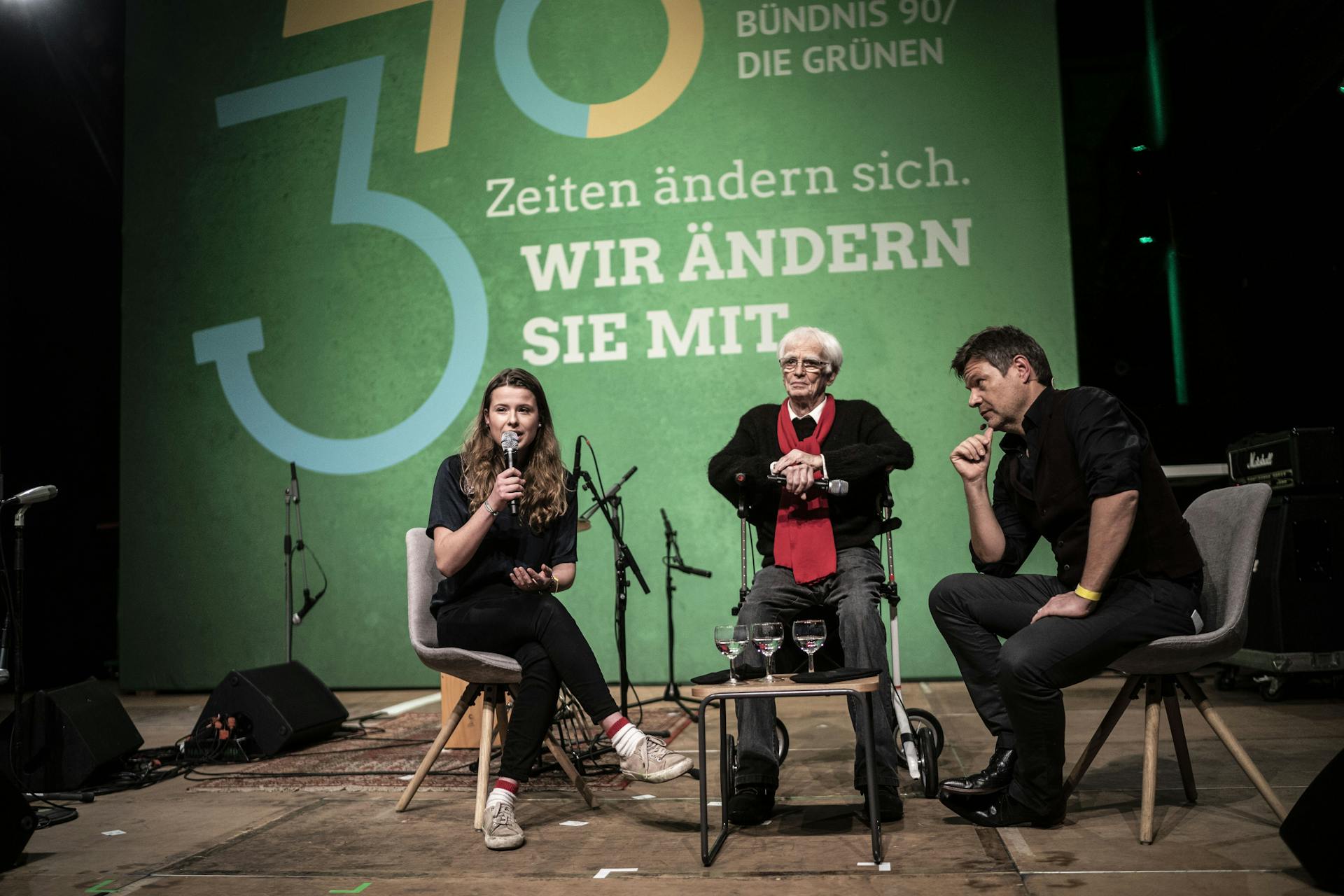 Luisa Neubauer, Hans-Christian Ströbele und Robert Habeck auf der Bühne im Gespräch.