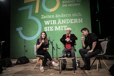Luisa Neubauer, Hans-Christian Ströbele und Robert Habeck auf der Bühne im Gespräch.