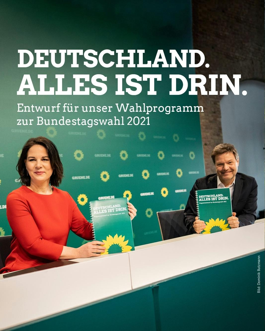 Annalena Baerbock und Robert Habeck halten den Wahlprogrammentwuf für die Bundestagswahl hoch. Schirftzug: "Deutschland. Alles ist drin".
