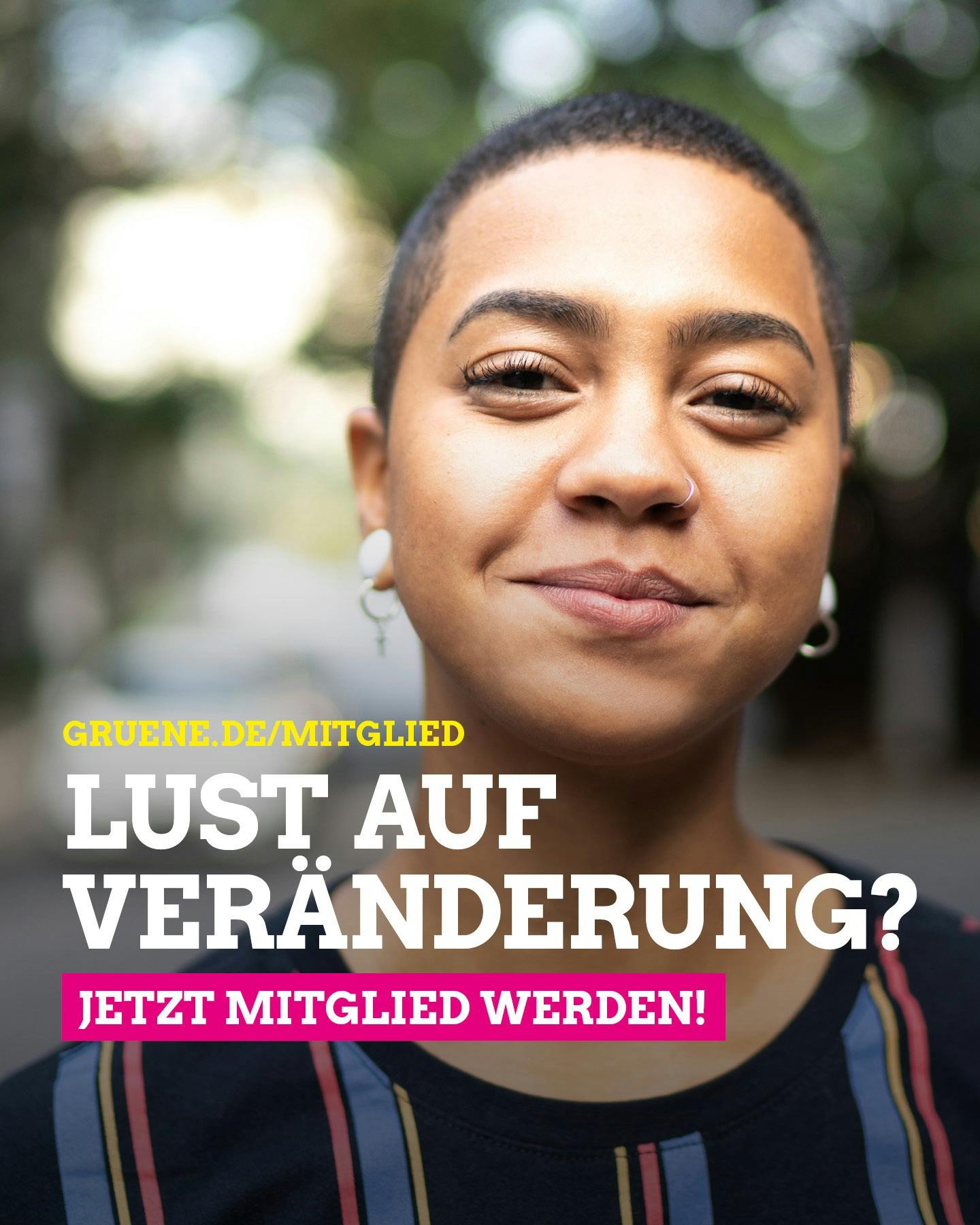 Junge Frau mit kurzen Haaren sieht in die Kamera, unten im Bild Text: gruene.de/mitglied: Lust auf Veränderung? Jetzt Mitgied werden
