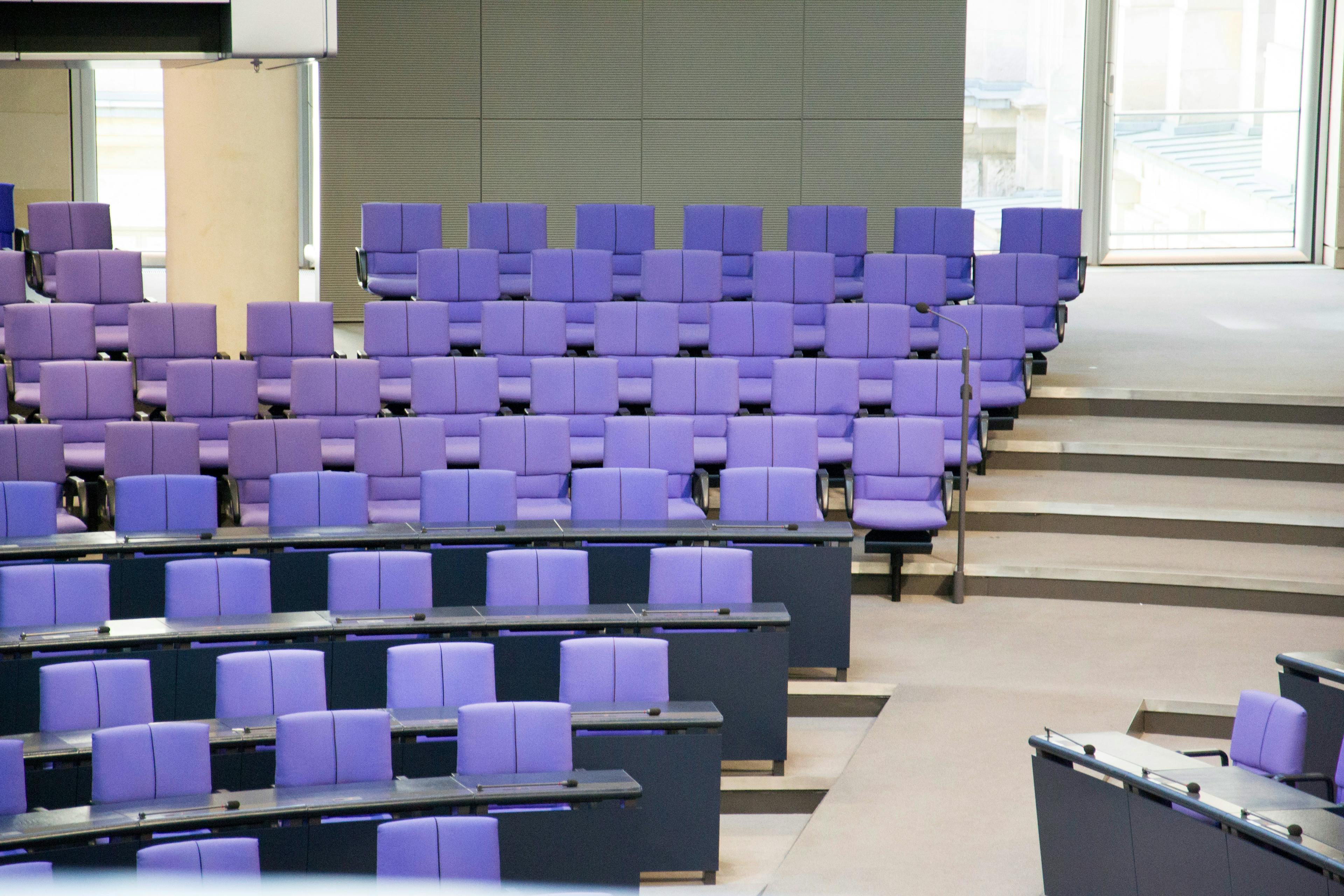 Stühle im Plenum des Bundestags