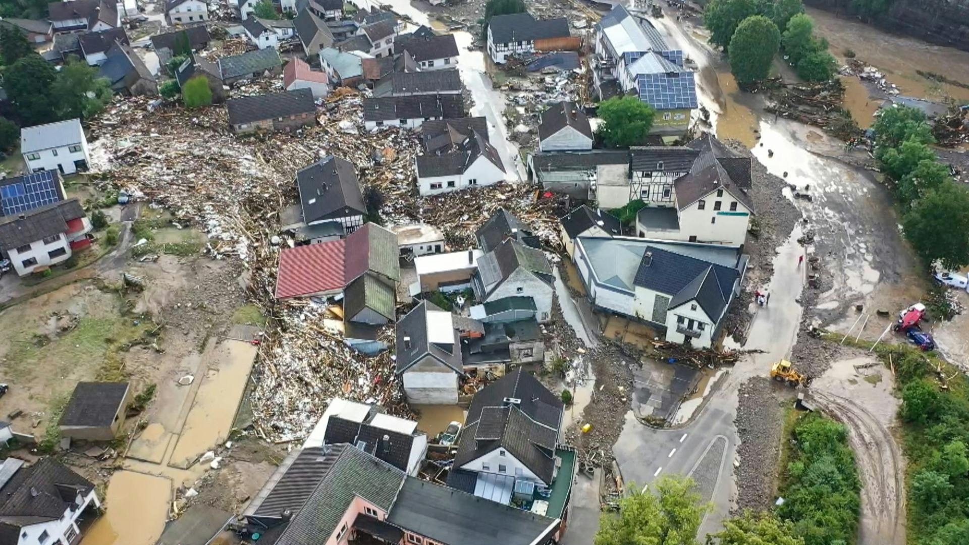 Das Bild zeigt die Verwüstungen die das Hochwasser der Ahr in dem Eifel-Ort Schuld bei Adenau angerichtet hat.