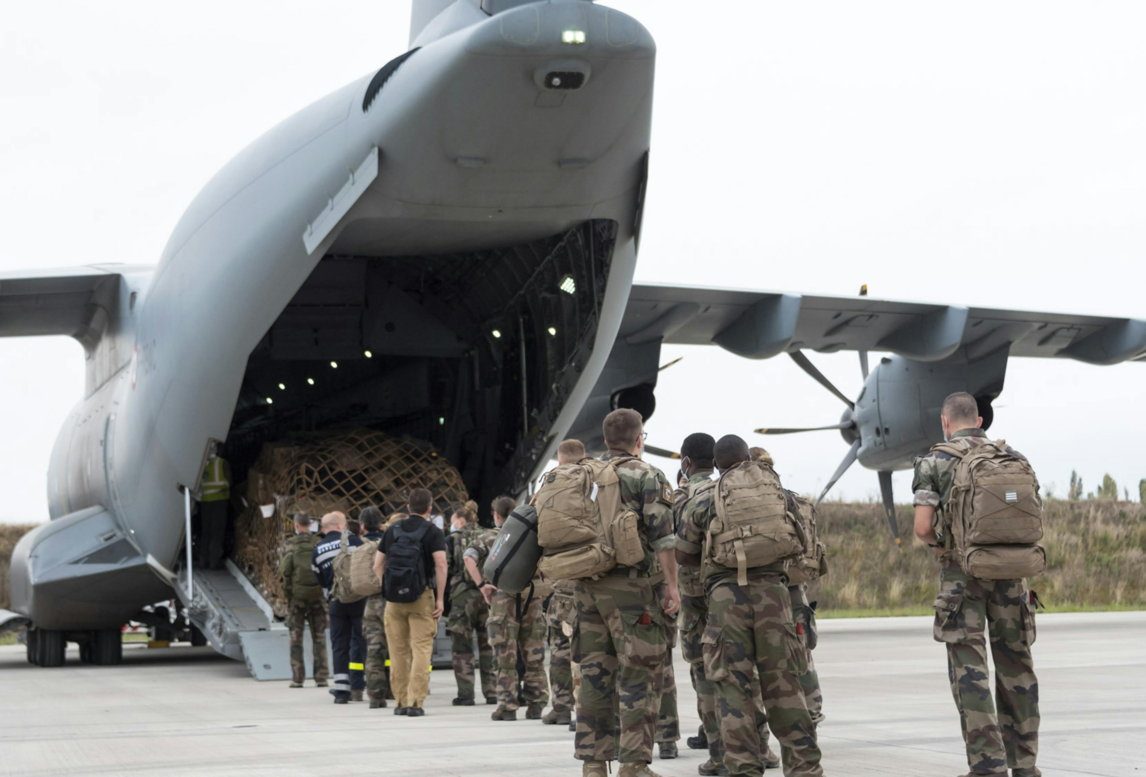 Französische Soldaten bereiten einen MIlitär Airbus A400M, um frazösische Staatsbürger*innen aus Afghanistan zu evakuieren.