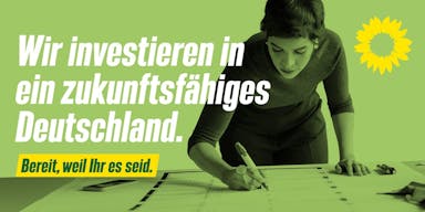 Eine junge Frau steht an einem Tisch vor einer großen Tabelle und trägt etwas mit einem Marker ein. Aufschrift: Wir investieren in ein zukunftsfähiges Deutschland. Bereit, weil Ihr es seid."