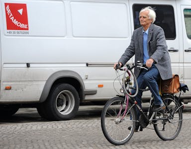 Hans-Christian Ströbele fährt auf einem Fahrrad