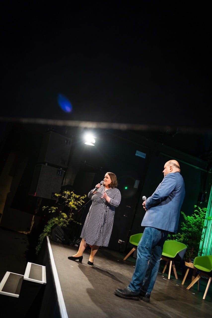 Omid Nouripour und Ricarda Lang auf der Bühne bei der 30 Jahrfeier