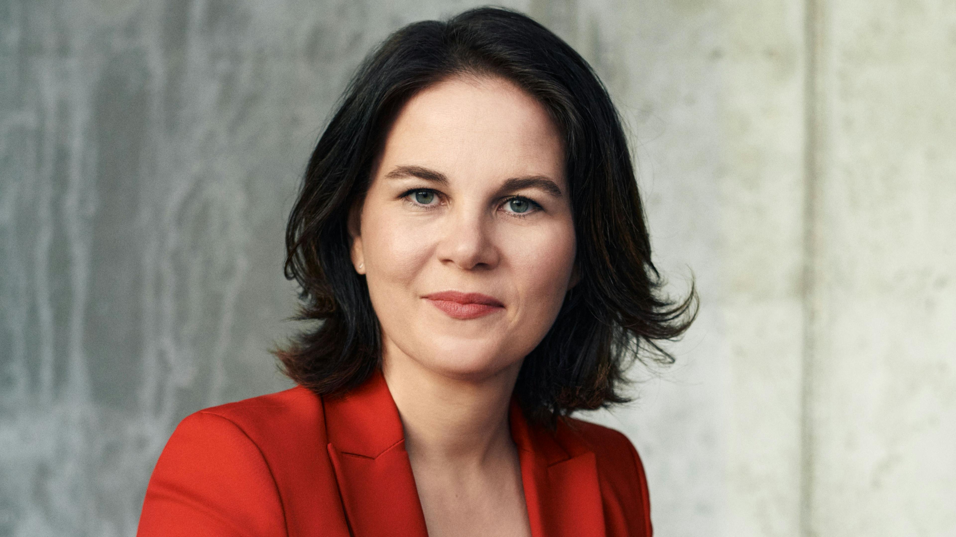 Portrait Annalena Baerbock in rotem Anzug